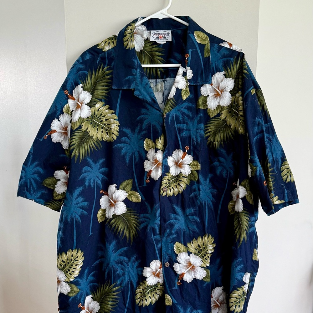 EUC Menβs Navy and Green Hawaiian Floral Shirt